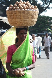 Mysore_woman_balancing_basket